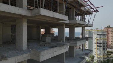 Yüksek binalarda korunmasız kirişler ve katlar.