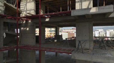Tamamlanmamış beton çerçeveli konut kulesi.