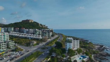 Yoğun bir yolun her iki tarafını birleştiren yaya köprüsünün görüntüsü.