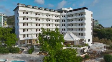 Sahildeki otel harabelerinin insansız hava aracı görüntüsü.