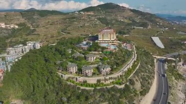 Kenar mahallelerdeki apartmanların insansız hava aracı görüntüleri..