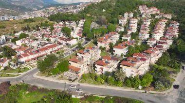 Daire Kompleksinin Tepelerle çevrili havadan çekilmiş videosu