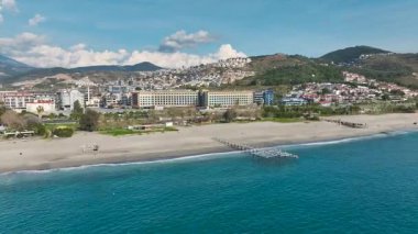 Yüzücü 'nün Açık Deniz' deki Stand Up Paddle tahtasının yanında hareket ettiği hava videosu