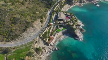 Yukarıdan görünen havuzları ve çatıları olan lüks bir otel..