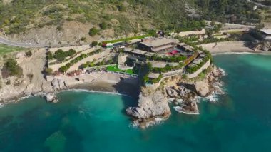 Havuz ve okyanus manzaralı büyük bir otel..