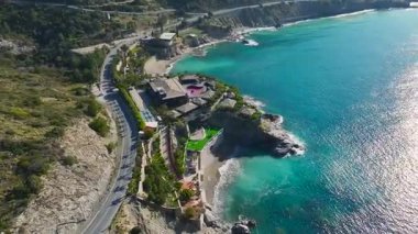 Bir otel kumsalının önünde yüzen tek bir kürek tahtası..