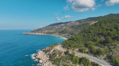 Sakin kıyı yolu ile kayalık kıyı şeridi.