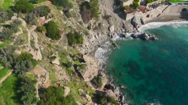 Sahil ve gök mavisi suyu olan bir tatil köyü..