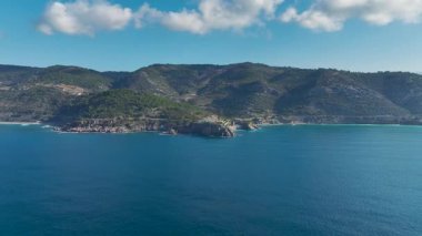 Deniz kenarındaki otel dalgaların ve parlak sahillerin yanında..