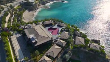 Turkuaz Akdeniz kıyısında bir otel..