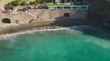 Turkuaz Akdeniz yakınlarındaki geleneksel tatil beldesi.