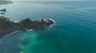 Modern villa kıyı şeridinde yer almaktadır..