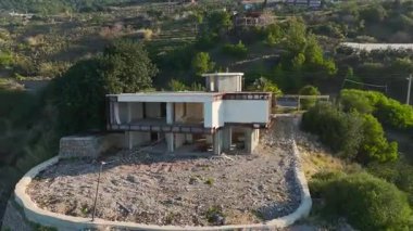 Sahilde deniz manzaralı bir villa..