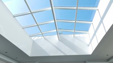 Turkuaz su engebeli taş sahillere çarpar..