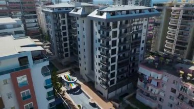 Açık deniz dalgaları kayalara çarpar.