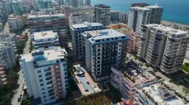 Dalgalar kıyı şeridi boyunca kayalara çarpar.