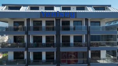 Açık deniz taştan kıyı şeridine vurur.