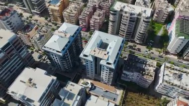 Deniz dalgaları kıyı kayalarını vurdu.