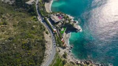 Sahile yakın, deniz manzaralı modern otel daireleri..