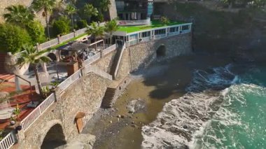 Boş bir havuz, kalp şeklinde..