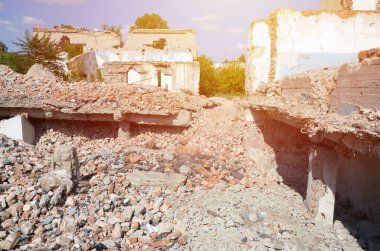 Gündüz vakti endüstriyel çok katlı bina çökmüş. Enkazlarla dolu felaket sahnesi, kırık tuğlalar ve hasarlı yerleşim olmayan evler. Savaş sonrası eylem kavramı ya da yıkım