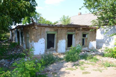 Gündüz vakti sanayi binası çökmüş. Enkaz, kırık tuğla ve hasarlı konut evleriyle dolu felaket sahnesi. Savaş sonrası eylem kavramı ya da yıkım