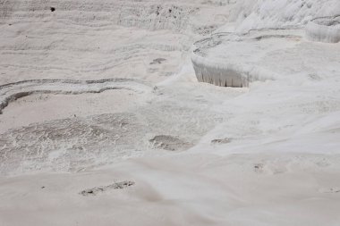 Pamukkale 'nin ünlü mavi travertin havuzları ve terasları. Eşsiz hindi simgesi beyaz malzeme