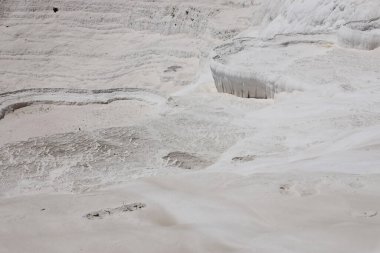 Pamukkale 'nin ünlü mavi travertin havuzları ve terasları. Eşsiz hindi simgesi beyaz malzeme