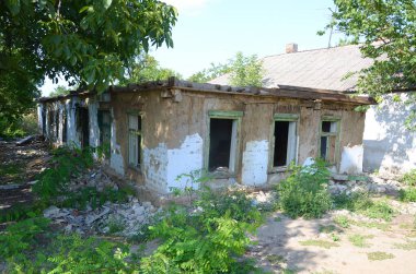 Gündüz vakti sanayi binası çökmüş. Enkaz, kırık tuğla ve hasarlı konut evleriyle dolu felaket sahnesi. Savaş sonrası eylem kavramı ya da yıkım