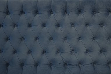 Mavi kapiton, düğmeli yumuşak kumaş dekoratif arka plan. Klasik retro Chesterfield tarzı, lüks döşeme, mobilya, duvar, yatak başı kanepesi ya da kanepe için düğmeli kumaş.