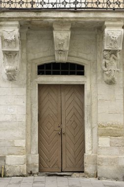 Avrupa ortaçağ tarzında eski ahşap kapı dokusu. Eskimiş ve yıpranmış ahşap tahta ve tahtaların kapalı kahverengi kapısının detaylı dokusu.