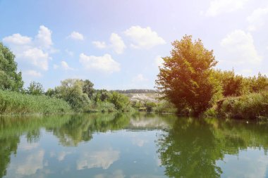 Dünya 'nın bozkırlarındaki milyonlarca tebeşir dağı. Nehir ve yeşil ağaçlarla kaplı beyaz tebeşir dağları