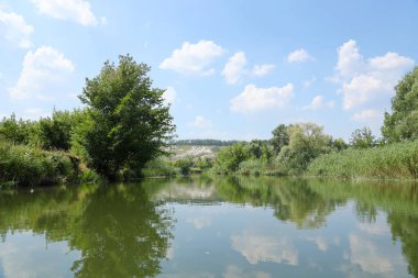 Dünya 'nın bozkırlarındaki milyonlarca tebeşir dağı. Nehir ve yeşil ağaçlarla kaplı beyaz tebeşir dağları