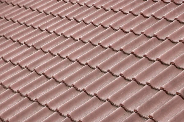 建筑纹理背景为棕色屋顶金属砖 用现代金属屋顶瓦建造的房子的屋顶 — 图库照片