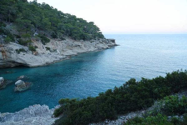 在土耳其爱琴海和岩石泻湖游玩 深蓝色的海水上 有一个巨大的摇曳的海岸 豪华的冷藏室 — 图库照片