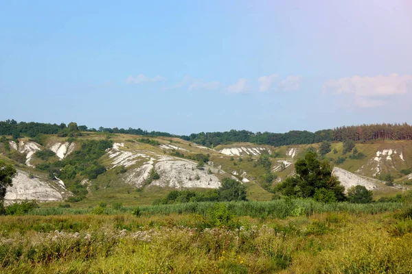古老的几百万粉笔山在草原上的地球表面 乌克兰Dvurechansky公园保护区的白垩山 — 图库照片