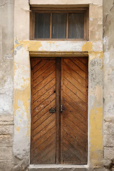 Avrupa Ortaçağ Tarzında Eski Ahşap Kapı Dokusu Eskimiş Yıpranmış Ahşap — Stok fotoğraf