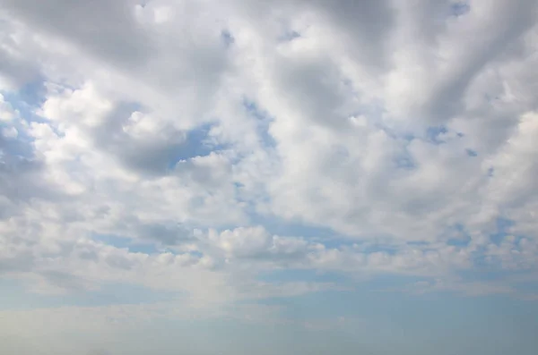 昼間の屋外で白いふわふわの雲と青空の背景 Skyboxのテクスチャやバナー — ストック写真