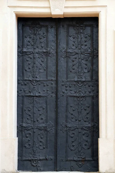 Παλιά Αρχαία Μεταλλική Πόρτα Υφή Ευρωπαϊκό Μεσαιωνικό Στυλ Λεπτομερής Υφή — Φωτογραφία Αρχείου