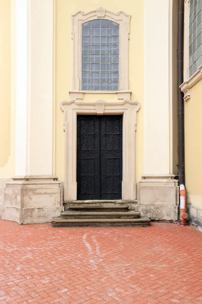 ヨーロッパの中世のスタイルで古い古代の金属製のドアのテクスチャ 天候やステンドグラスから閉じた高齢者のドアの詳細なテクスチャ — ストック写真