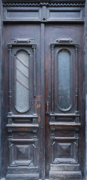 欧洲中世纪风格的古老木门质感 日晒雨淋的木板和木板制成的紧闭褐色陈年门的细腻质地 — 图库照片