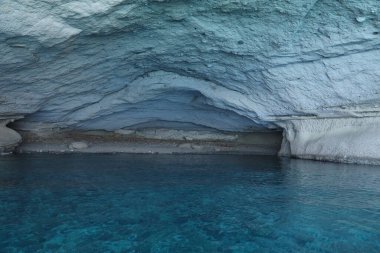 Türkiye 'de seyahat etmek Ege Denizi ve kayalık ada manzarası tabiat beldeleri güzel manzaralı tatil köyleri yaz mevsimi. Derin mavi deniz suyunun üzerinde büyük sallanan kıyılar. Serinlemek için lüks yerler