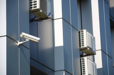 Duvarda birçok havalandırma ve havalandırma sistemi var. Dışarıdaki havalandırma üniteleri soğutma alanlarında kullanılan duvarlara monte edilmiş.