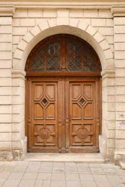 Avrupa ortaçağ tarzında eski ahşap kapı dokusu. Eskimiş ve yıpranmış ahşap tahta ve tahtaların kapalı kahverengi kapısının detaylı dokusu.