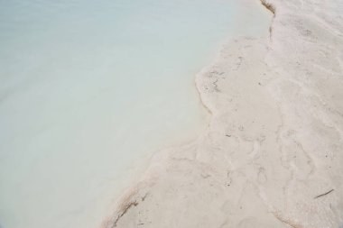 Pamukkale 'nin ünlü mavi travertin havuzları ve terasları. Eşsiz hindi simgesi beyaz malzeme