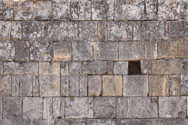 Çimentoyla donatılmış büyük kahverengi ve gri taşlı taş bir duvarın dokusu. Ortaçağ kullanımı için eski kale taşından duvar dokusu. Arka plan olarak taşlı bir binanın parçası