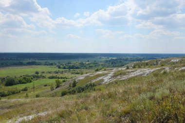 Dünya 'nın bozkırlarındaki milyonlarca tebeşir dağı. Ukrayna 'daki Dvurechansky parkındaki beyaz tebeşir dağları