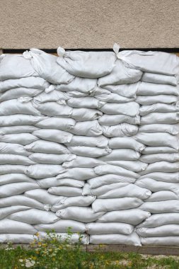 Savaş için beyaz kum torbalarından yapılmış barikat duvarı dokusu. Savunma konsepti çantaları savaş sırasında savunma yapısını güçlendirmek için. Savaş zamanında korunma.