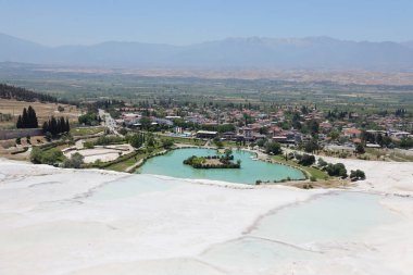 Pamukkale, Türkiye 'nin en ünlü yerlerinden biri olan Unesco World Heritage sitesidir. Burada özellikle beyaz travertin teraslar