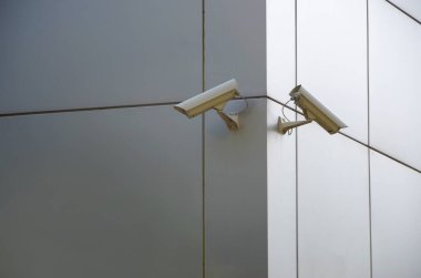 Gümüş plastik duvardaki modern CCTV kameraları. İzleme ve izleme kavramı eş zamanlı.
